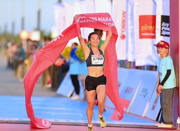 Đỗ Quốc Luật, Nguyễn Thị Oanh chạy nhanh nhất giải marathon Hạ Long 2022 ảnh 1