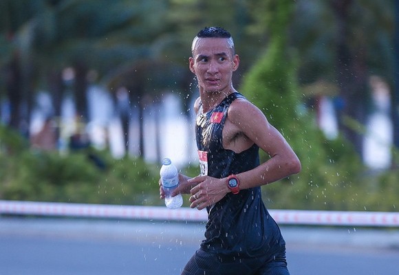 Đỗ Quốc Luật, Nguyễn Thị Oanh chạy nhanh nhất giải marathon Hạ Long 2022 ảnh 2