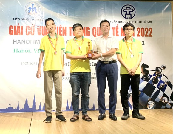 Lãnh đạo Sở VH-TT Hà Nội đã trao thưởng cho các kỳ thủ đạt thành tích tại giải trong lễ bế mạc. Ảnh: BTC