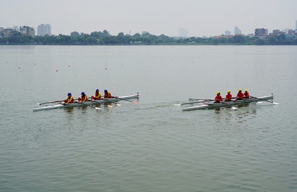 Các tay chèo trẻ đã thi đấu nội dung rowing tại Hồ Tây. Ảnh: HÀ PHƯƠNG