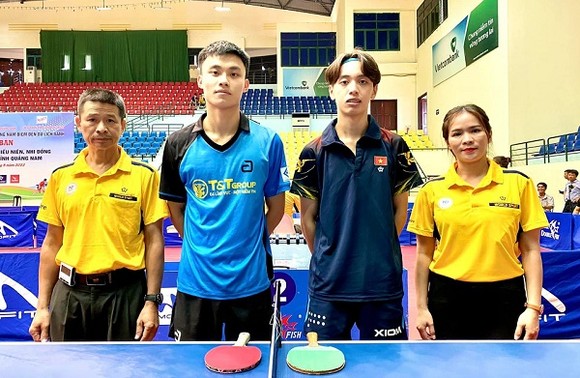 Bùi Hữu Huy (áo sẫm) góp mặt tại chung kết đơn nam ở lứa tuổi 18 nhưng thua trận, nhận HCB. Ảnh: NGUYỄN TIẾN HÙNG