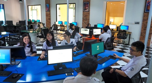 Đến thăm thư viện “5 sao” Trường THPT chuyên Trần Đại Nghĩa ảnh 12
