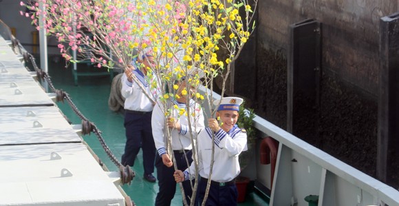 Vùng 2 Hải quân chở mùa xuân ra nhà giàn DK1 ảnh 8