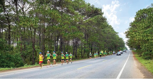 'Dị nhân' marathon Nguyễn Văn Long: 31 ngày chạy bộ xuyên Việt ảnh 17