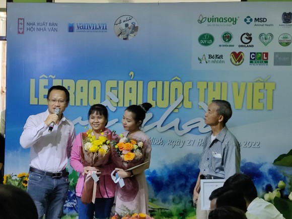 Trao giải cuộc thi viết "Về nhà' ảnh 2