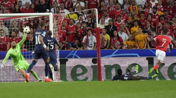 'Người nhện' xuất thần, Benfica cầm chân PSG ảnh 1