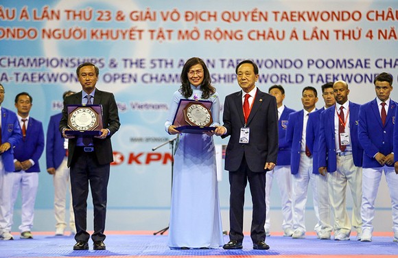 Bà Nguyễn Thị Thu - Phó Chủ tịch UBND TPHCM nhận kỷ niệm chương từ đại diện LĐ Taekwondo châu Á. Ảnh: Dũng Phương