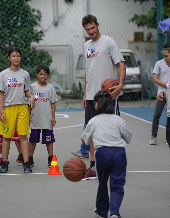 NBA tặng sân bóng rổ cho ĐH Y Dược TPHCM ảnh 1