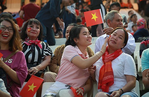 Cộng đồng người Việt tại Campuchia “tiếp lửa” U22 Việt Nam đánh bại Timor Leste ảnh 2