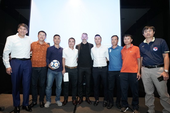 Giám đốc Bóng đá PVF Ryan Giggs tới Nghệ An, Hà Tĩnh giúp phát triển bóng đá ảnh 1
