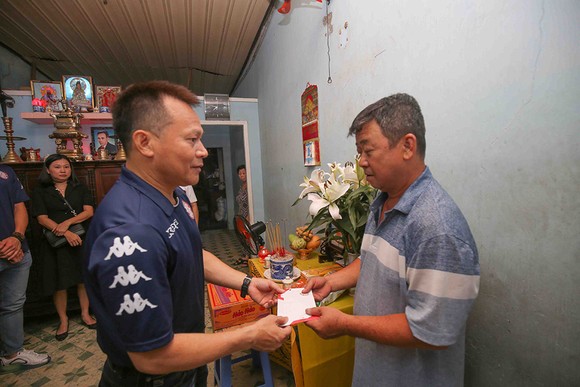 Thủ môn Bùi Tiến Dũng và đội trưởng Văn Thuận sẻ chia  với học sinh gặp tai nạn trường THCS Bạch Đằng  ảnh 9