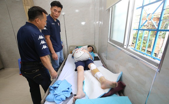 Thủ môn Bùi Tiến Dũng và đội trưởng Văn Thuận sẻ chia  với học sinh gặp tai nạn trường THCS Bạch Đằng  ảnh 6