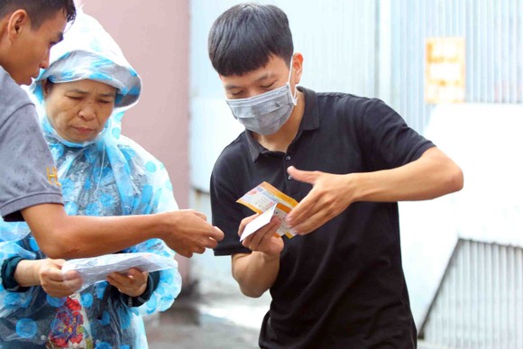TPHCM – Hà Nội: Quyết “săn vé” trong trời mưa để xem sao tranh tài  ​ ảnh 8
