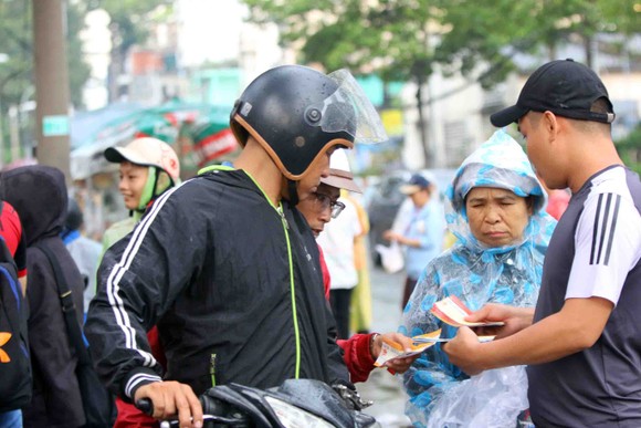TPHCM – Hà Nội: Quyết “săn vé” trong trời mưa để xem sao tranh tài  ​ ảnh 5