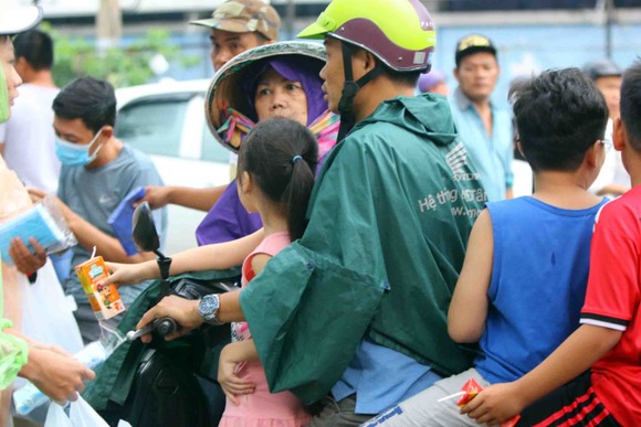 TPHCM – Hà Nội: Quyết “săn vé” trong trời mưa để xem sao tranh tài  ​ ảnh 2