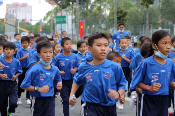 Các em thuộc các trường Tiểu học Tỉnh Bình Dương tham gia đường chạy chào mừng năm mới 2021. Ảnh: Dũng Phương