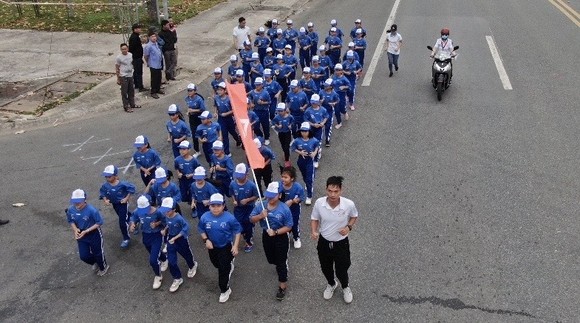  Giải việt dã Chào năm mới Tỉnh Bình Dương: Gần 8.000 người tham dự đường chạy chào mừng năm mới 2021 ảnh 2