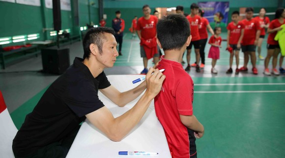 Giải cầu lông Junior Weekly Series 2021: Nguyễn Tiến Minh cùng các tuyển thủ quốc gia giao lưu với tay vợt nhí ảnh 1