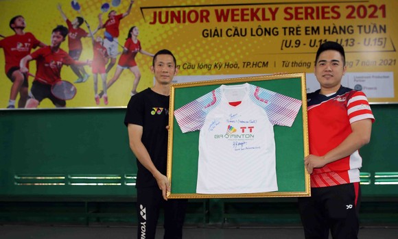 Giải cầu lông Junior Weekly Series 2021: Nguyễn Tiến Minh cùng các tuyển thủ quốc gia giao lưu với tay vợt nhí ảnh 2