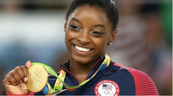 Vận động viên giành huy chương vàng Simone Biles (Mỹ) trên bục nhận huy chương tại Thế vận hội Olympic Rio 2016. Ảnhh: Getty
