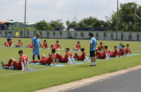 Trong thời gian chuẩn bị thi đấu giải Giao hữu Quốc tế tại TPHCM từ 21 đến 27-9, đội tuyển bóng đá nam Việt Nam sẽ sử dụng sân vận động quận 7 cho tất cả các buổi tập luyện. Ảnh: Dũng Phương