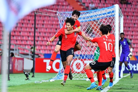 Niềm vui của Hàn Quốc sau bàn thắng ở hiệp phụ. Ảnh: AFC