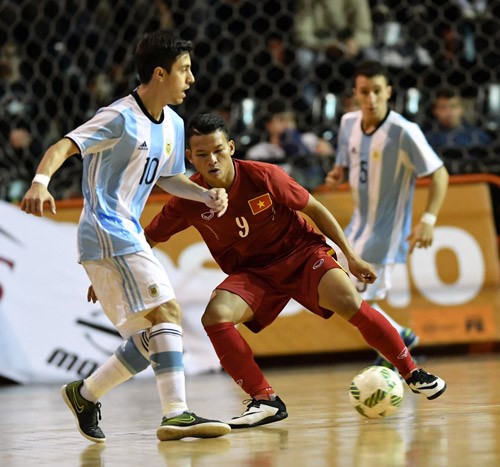 ĐT futsal Việt Nam trong trận đấu với Argentina 4 năm trước. Ảnh: Anh Trần