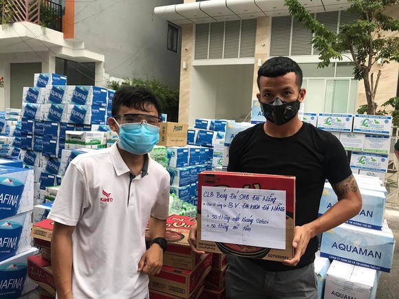 Đội trưởng Minh Tâm thay mặt toàn đội tiếp sức đến hai bệnh viện ở Đà Nẵng