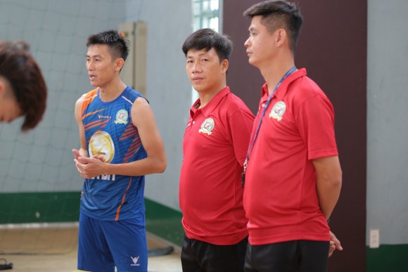 QBV futsal Việt Nam 2017 Vũ Quốc Hưng cùng HLV phó Tạ Đức Dũng phát biểu ở buổi ra mắt đội bóng