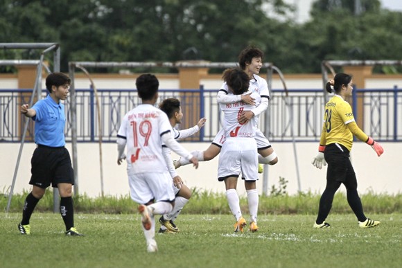 Niềm vui của Hải Yến sau bàn thắng thứ 2 cho Hà Nội 1. Ảnh: MINH HOÀNG
