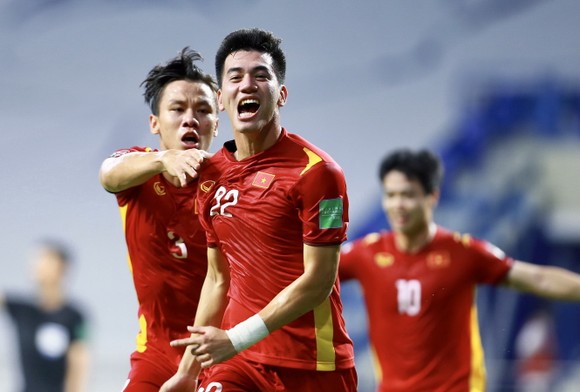 Tiến Linh và Ngọc Hải, tác già 2 bàn thắng cho ĐT Việt Nam trước Malaysia. Ảnh: KHƯƠNG DUY