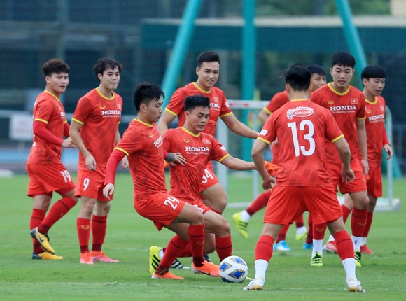 Đội tuyển Việt Nam sẽ thi đấu cùng "đàn em" U22 Việt Nam vào chiều 19-8