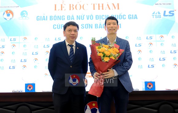 Ông Lê Hoài Anh trao tặng hoa đến ông Bùi Đình Tế, Chủ tịch HĐTV Công ty Thái Sơn Bắc