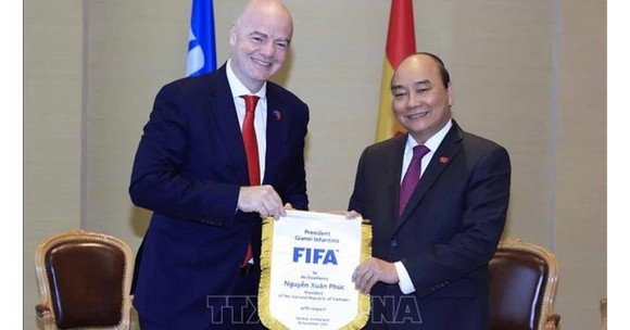 Chủ tịch nước Nguyễn Xuân Phúc gặp Chủ tịch FIFA tại Geneva, Thụy Sĩ ảnh 1