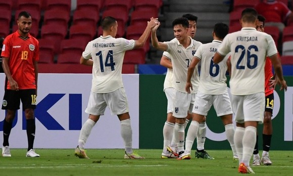 Các cầu thủ Thái Lan chia vui cùng Supachok sau bàn nâng tỷ số 2-0. Ảnh: Changsuek