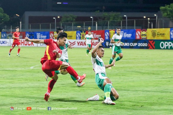 Hậu vệ Indonesia lao vào cản bóng trước cú sút của Văn Thanh. Ảnh: ĐOÀN NHẬT