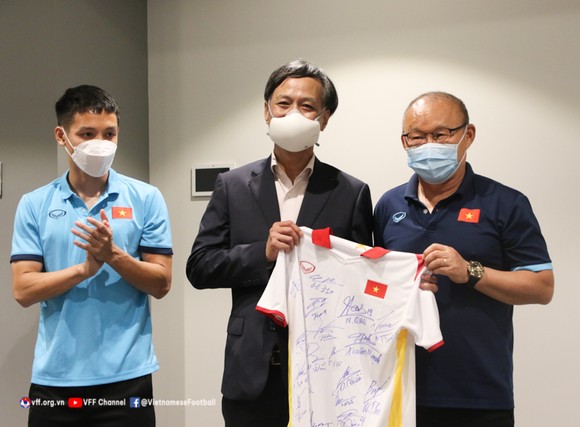 HLV Park Hang-seo và đội trưởng Đỗ Hùng Dũng tặng Đại sứ Nguyễn Tất Thành áo thi đấu có chữ ký của toàn đội
