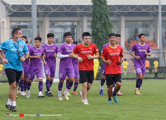Trong thời gian ông Lee thực hiện cách ly, việc hướng dẫn đội tập luyện được giao cho các trợ lý và sự hỗ trợ của HLV Chu Ngọc Cảnh từ đội U19.