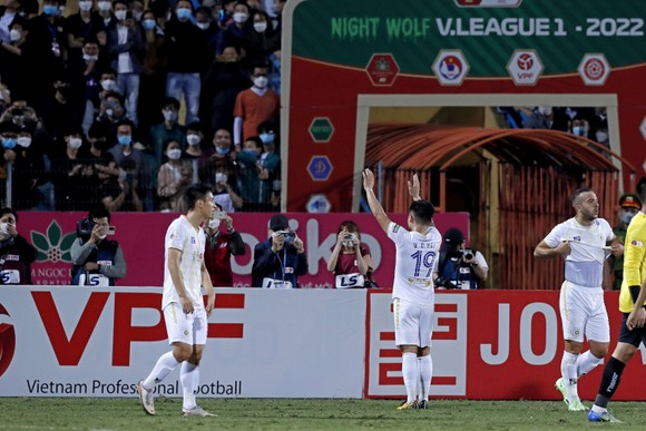 CLB Hà Nội thắng trận 'derby thủ đô' trong ngày chia tay của Quang Hải ảnh 1
