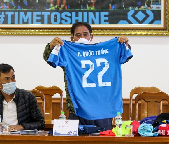 Cựu tuyển thủ Hà Vương Ngầu Nại cùng Lê Phước Tứ sẽ xuất hiện trong khu kỹ thuật đội Lâm Đồng