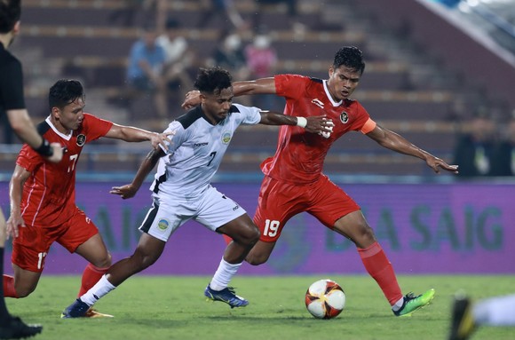 U23 Myanmar (áo đỏ) tạm dẫn đầu bảng A. Ảnh: DŨNG PHƯƠNG