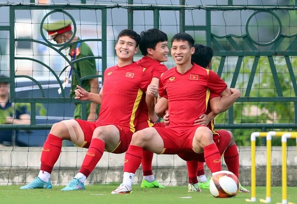 U23 Việt Nam ra sân tập, thoải mái chờ Malaysia ảnh 2
