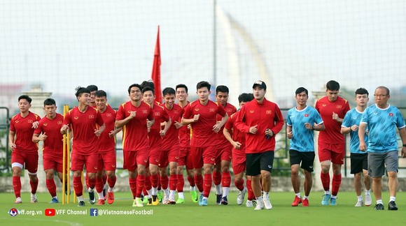 U23 Việt Nam ra sân tập, thoải mái chờ Malaysia ảnh 1