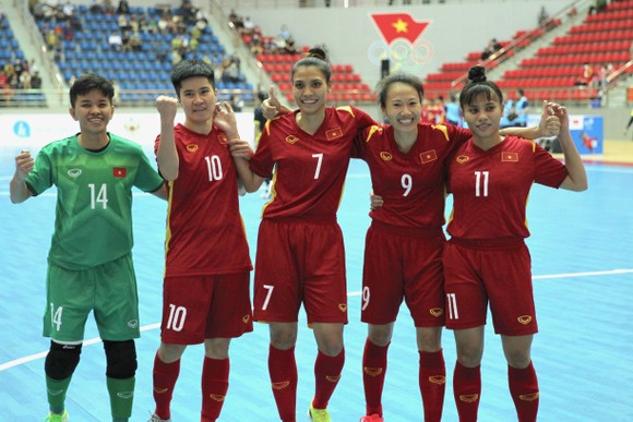 Đội tuyển nữ futsal Việt Nam đến gần với tấm HCV tại SEA Games 31 ảnh 1