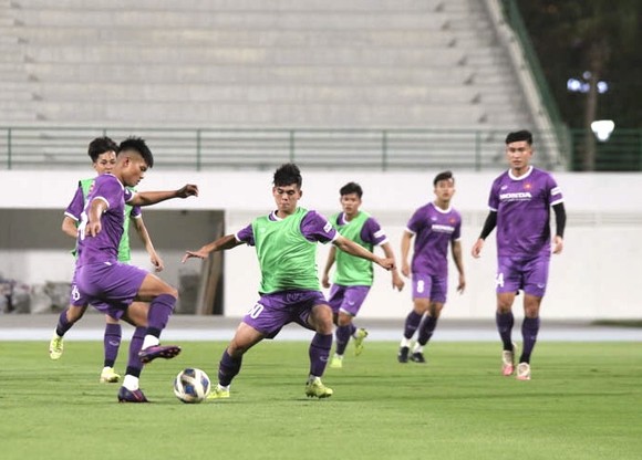 U23 Việt Nam nhanh chóng đi vào tập luyện tại UAE ảnh 1
