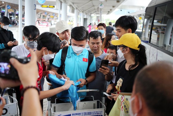 Rất đông người hâm mộ đã có mặt tại sân bay Tân Sơn Nhất để chờ, xin chữ ký cùng các tuyển thủ. Ảnh: Anh Khoa