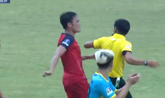 Cầu thủ Bình Thuận tấn công trọng tài tại giải hạng Nhì 2022 ảnh 1
