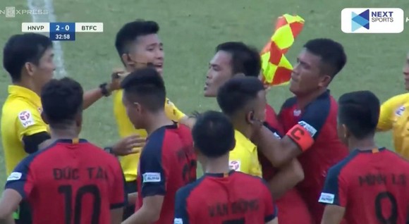 Cầu thủ Bình Thuận tấn công trọng tài tại giải hạng Nhì 2022 ảnh 4