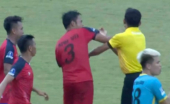 Cầu thủ Bình Thuận tấn công trọng tài tại giải hạng Nhì 2022 ảnh 3