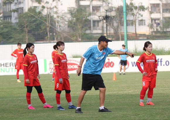 Thầy trò đội tuyển trên sân tập chuẩn bị cho AFF Cup nữ 2022